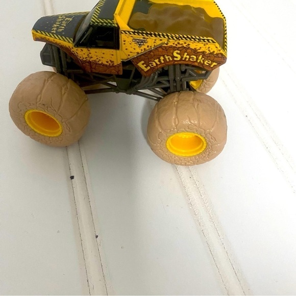 Bundle of (6) Monster Jam (3)Soldier Fortune, (2) Flip Cars (1) Flip Morph Truck - Picture 4 of 14